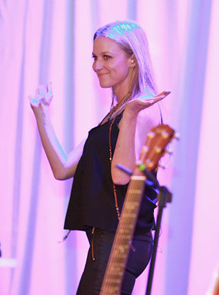 Jewel Gives Private Performance Downtown