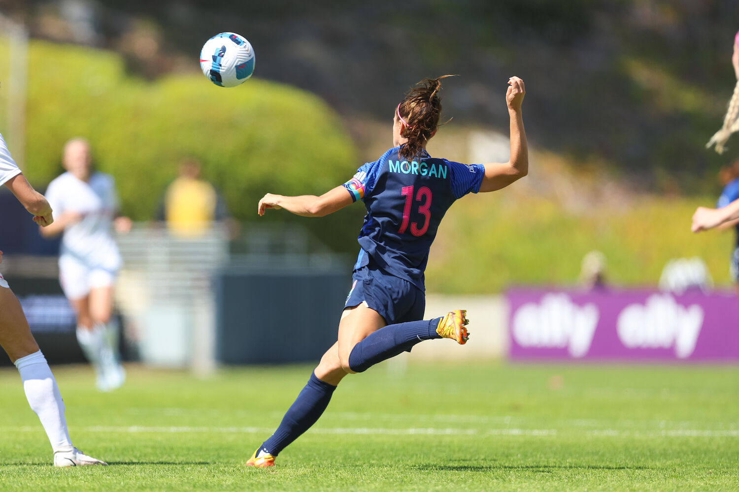 Alex Morgan kick